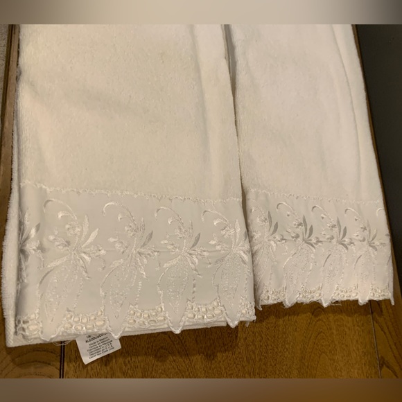 White Embroidered Fingertip and Body Towels, NWT, 2- Fingertip, 2- Body Towels - Picture 5 of 16